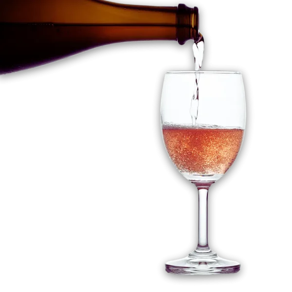Roséwein wird aus Flasche in Weinglas eingeschenkt