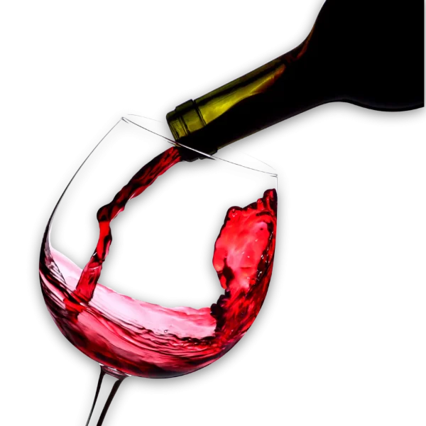 Rotwein wird aus einer Weinflasche in ein Glas eingeschenkt