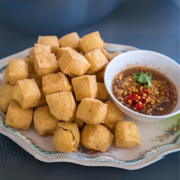 Tofu Thod เต้าหู้ทอดเจ Frittierter Tofu, süß-scharfe Chili-Soße