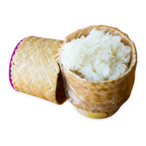 Klebereis Sticky-Reis im Bambuskorb zweigeteilt ohne Hintergrund