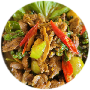 Pad Prig Gäng mit Rindfleisch, grünen Pfefferkörnern und Thai-Basilikum