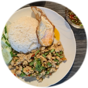 Pad Grapao mit Spiegelei und Reis