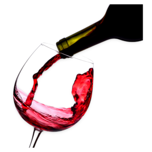 Rotwein wird aus einer Weinflasche in ein Glas eingeschenkt